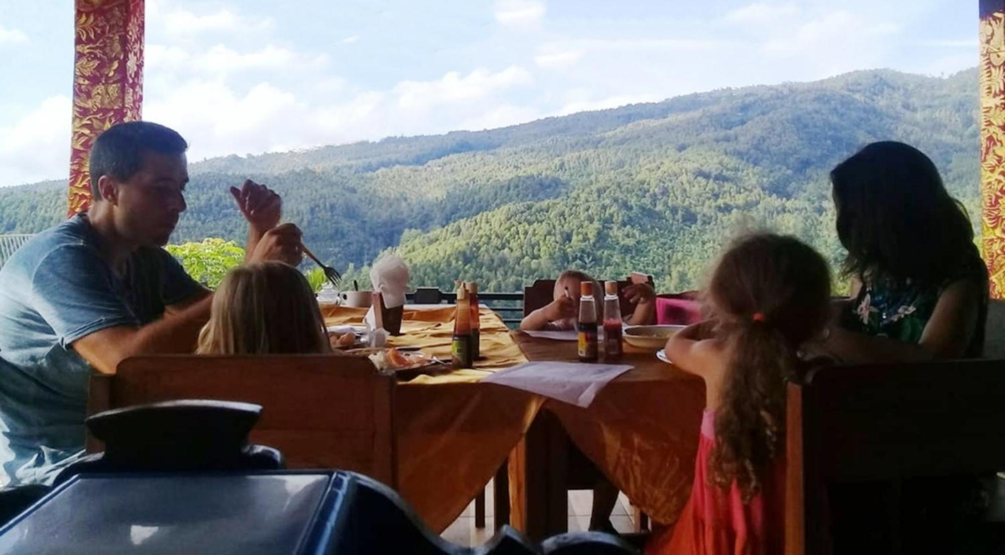 Aris Homestay And Warung Made Munduk Eksteriør billede